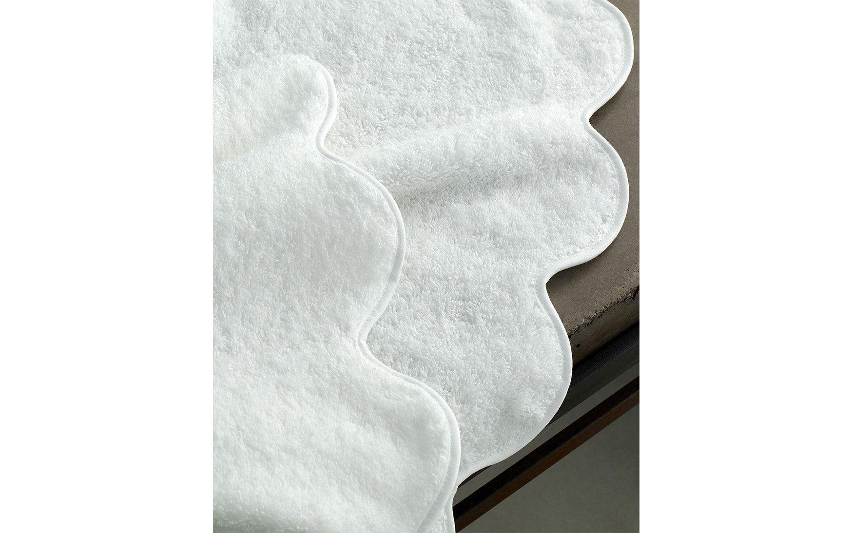 Cairo Scallop Piping Bath Towel - Pioneer Linens